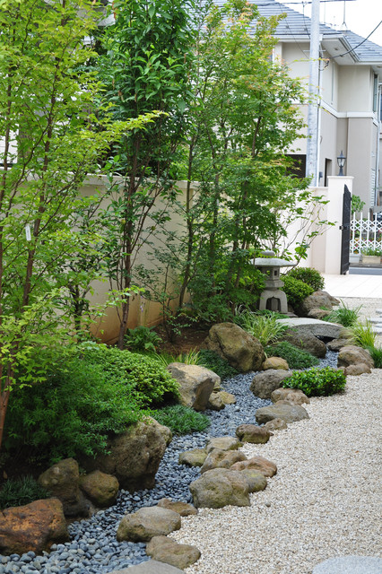 庭の奥から振り返り、枯流れを眺める asiatisch-garten