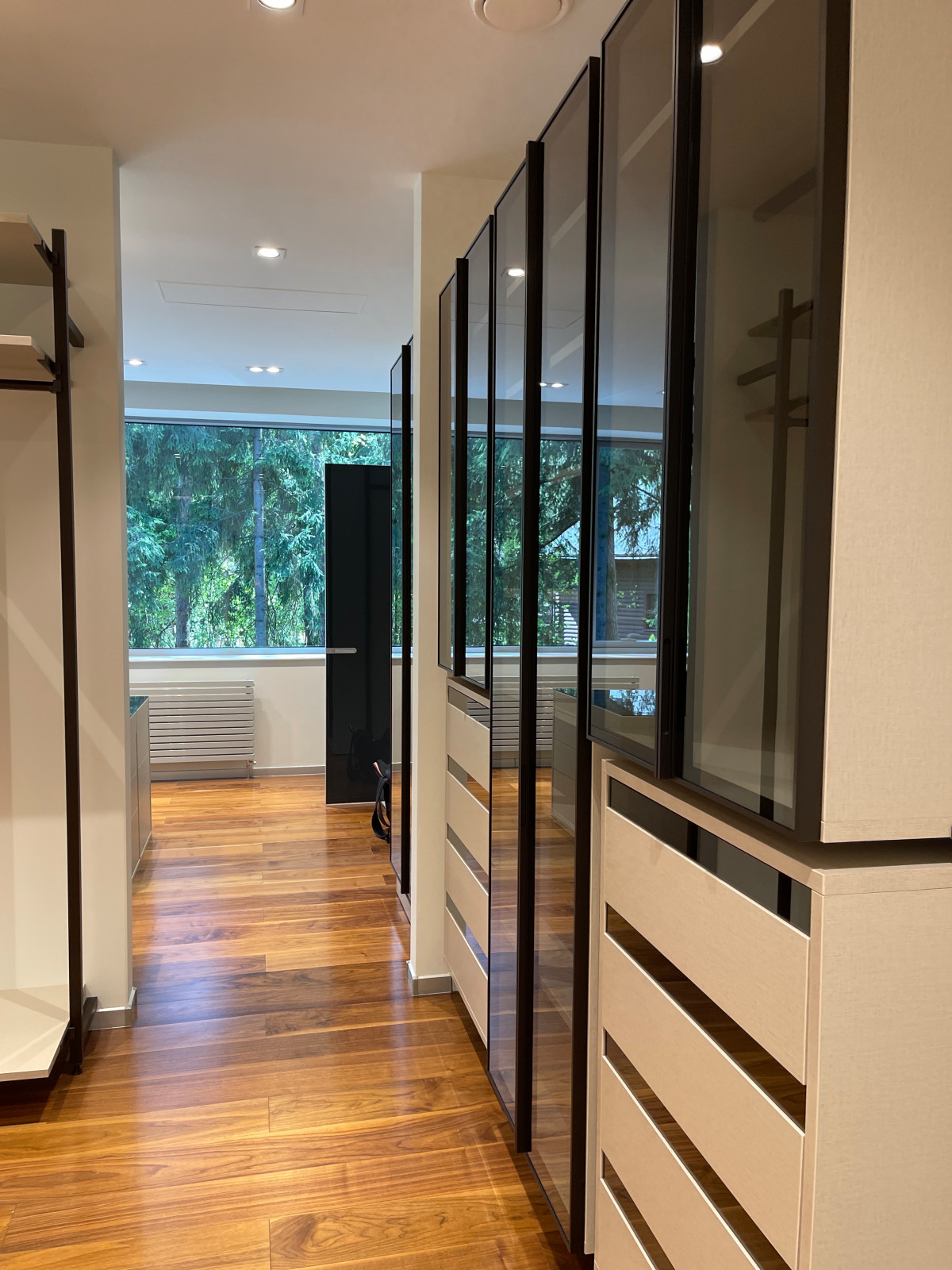 Распашной шкаф с системой RPE raumplus и Гардеробная система UNO raumplus