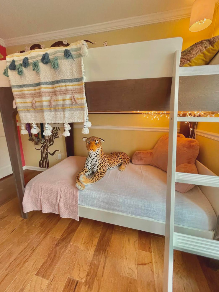 Inspiration för ett mellanstort vintage sovrum, med gula väggar och ljust trägolv