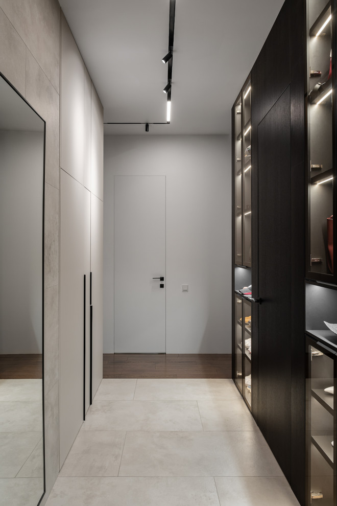 Стильный дизайн: коридор среднего размера в современном стиле с полом из керамогранита, серым полом, панелями на стенах и серыми стенами - последний тренд