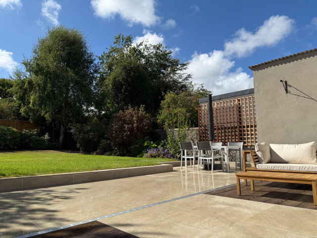 West End contemporary-uteplats