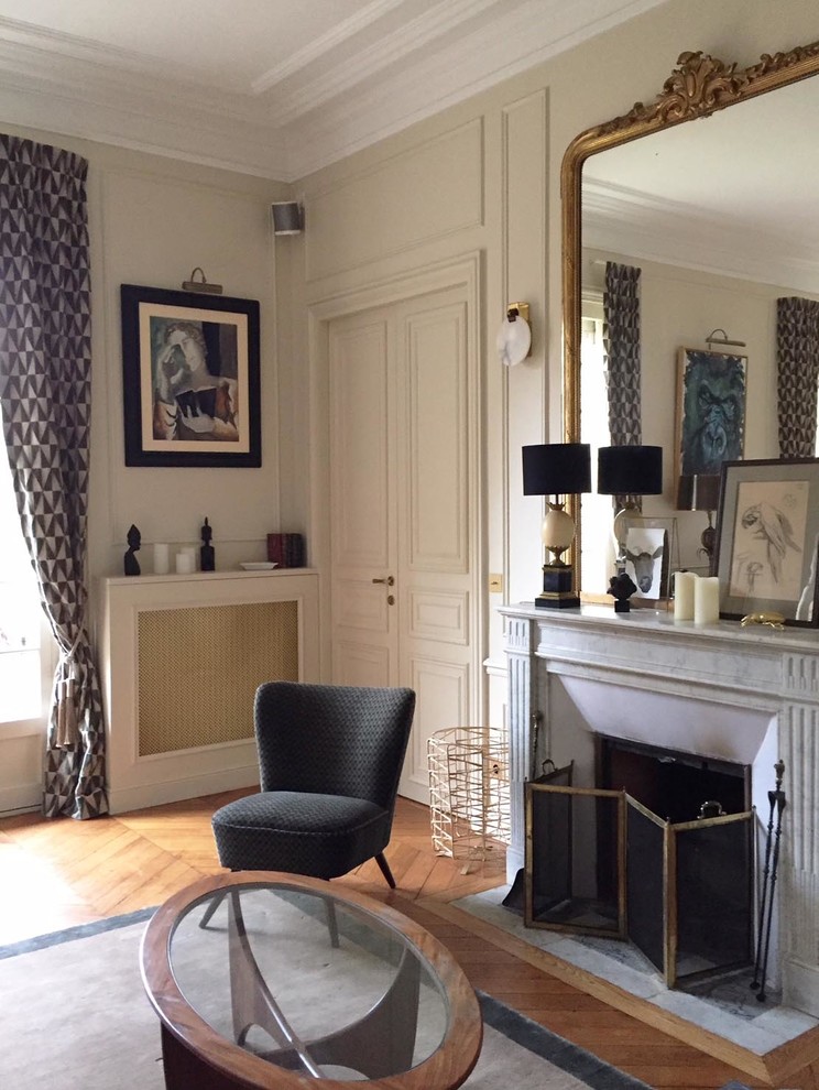 This is an example of a transitional living room in Paris.