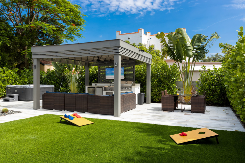 Idée de décoration pour une grande terrasse arrière minimaliste avec une cuisine d'été, une dalle de béton et un gazebo ou pavillon.