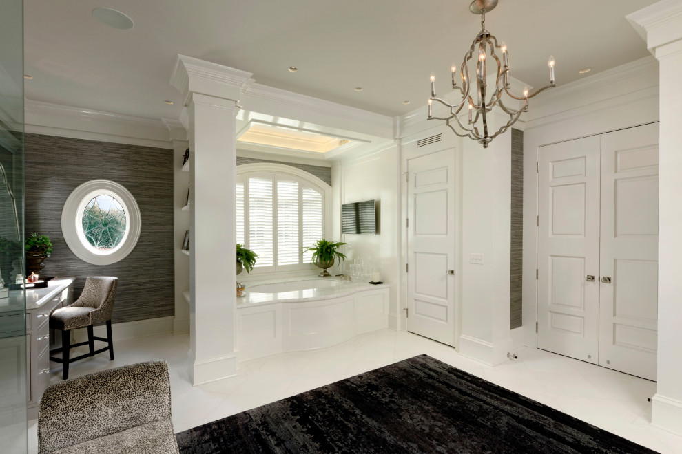 Свежая идея для дизайна: большая главная ванная комната в стиле неоклассика (современная классика) с серыми фасадами, полновстраиваемой ванной, двойным душем, белой плиткой, плиткой из известняка, белыми стенами, полом из керамической плитки, накладной раковиной, столешницей из известняка, белым полом, серой столешницей, сиденьем для душа, тумбой под две раковины и встроенной тумбой - отличное фото интерьера