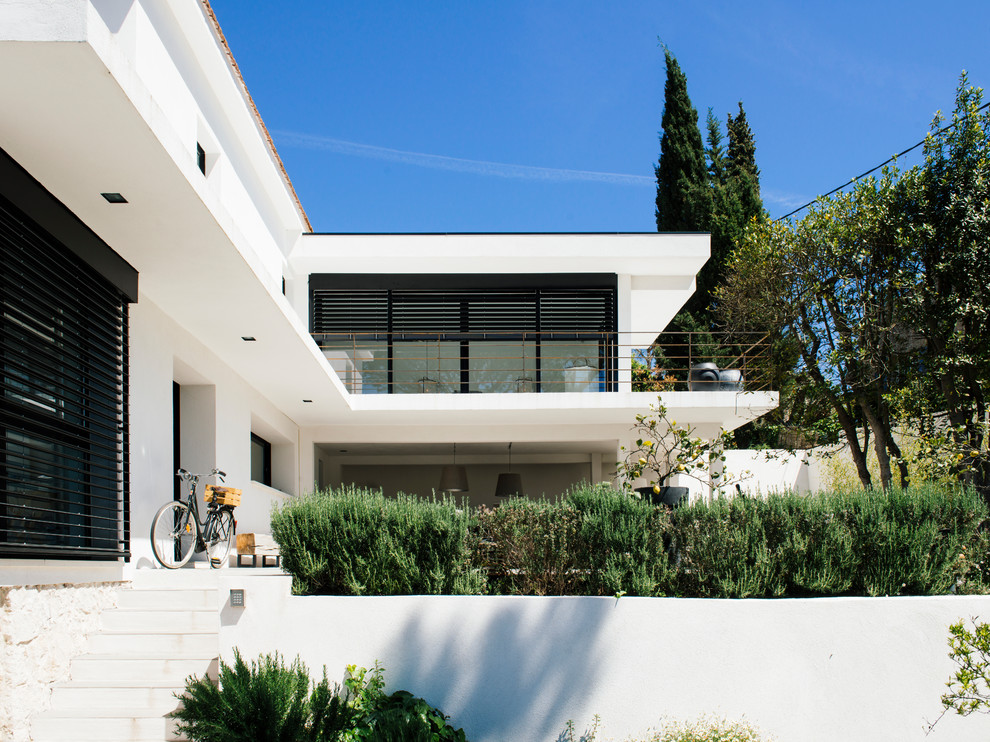 Inspiration for a mid-sized contemporary home design in Nice.