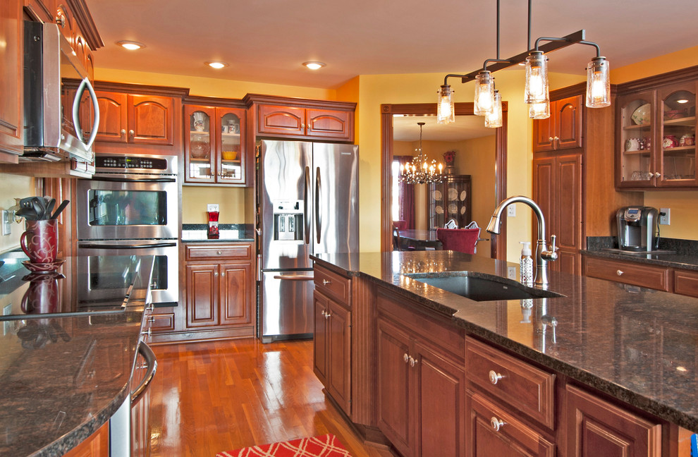 Kitchen - transitional kitchen idea in Columbus