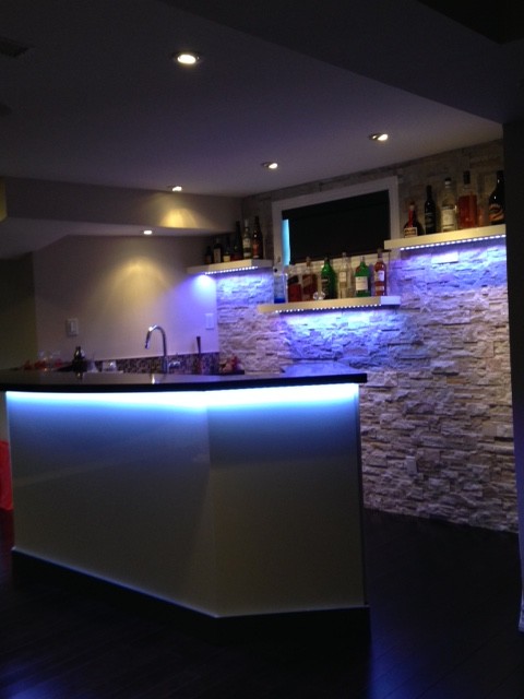 Mid-sized contemporary home bar in Toronto.