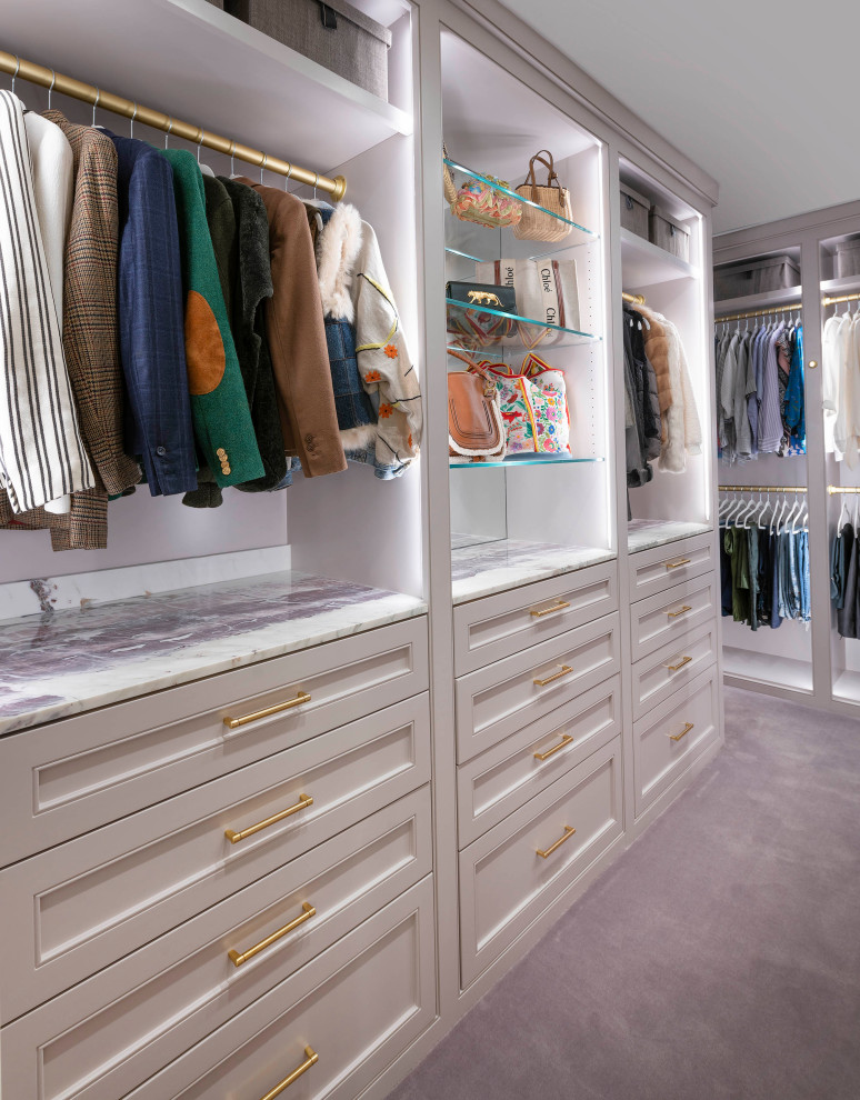 Inredning av ett klassiskt litet walk-in-closet för kvinnor, med luckor med profilerade fronter, heltäckningsmatta och lila golv