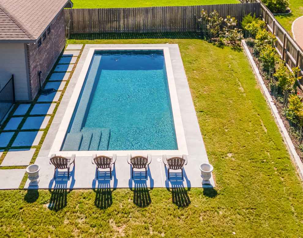 На фото: маленький спортивный, прямоугольный бассейн на заднем дворе в классическом стиле с покрытием из бетонных плит для на участке и в саду с