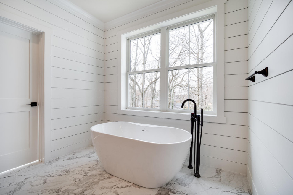 Amerikansk inredning av ett vit vitt en-suite badrum, med skåp i shakerstil, grå skåp, ett fristående badkar, en dubbeldusch, beige väggar, mörkt trägolv, bänkskiva i kvarts, vitt golv och dusch med gångjärnsdörr