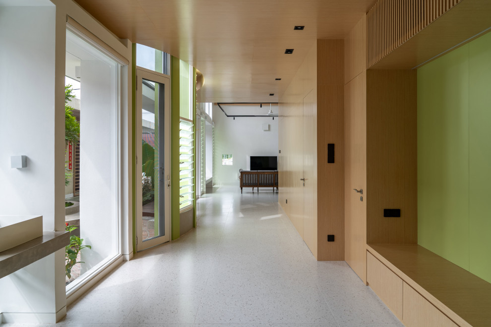 Aménagement d'un couloir asiatique de taille moyenne avec un mur blanc, tomettes au sol, un sol blanc, un plafond en lambris de bois et un mur en parement de brique.