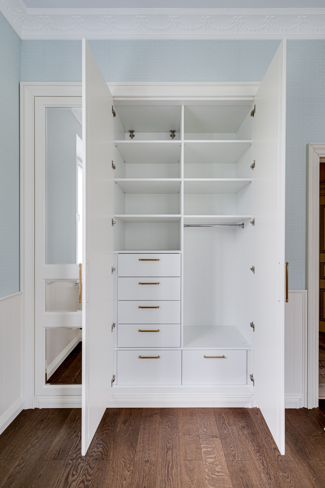 Белый шкаф из массива ольхи 05