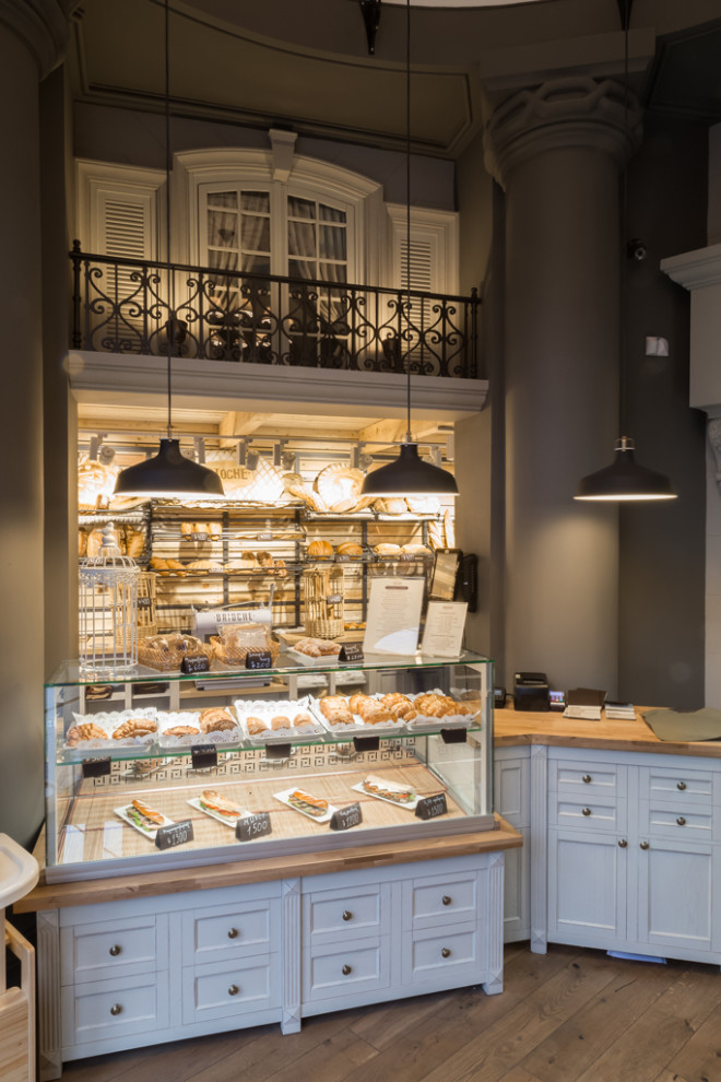 Дизайн оформление рабочей зоны с прилавком и французской выпечкой в кафе БРИОШ,