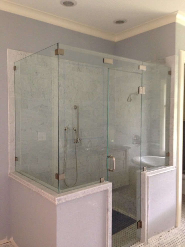Cette image montre une salle de bain design de taille moyenne.