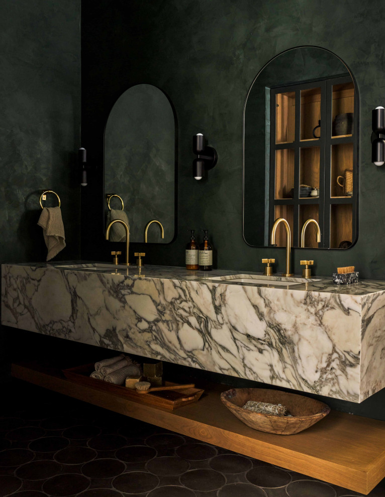 Идея дизайна: большая главная ванная комната в стиле модернизм с зелеными стенами, врезной раковиной, подвесной тумбой и коричневым полом