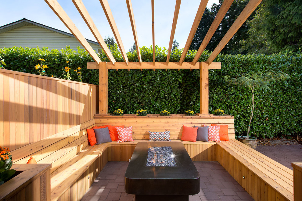Photo of a transitional deck in Vancouver.