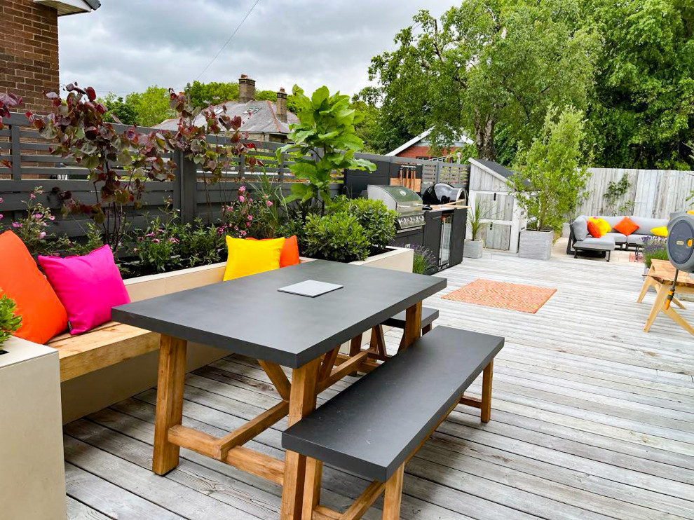 Kleine, Unbedeckte Moderne Terrasse hinter dem Haus mit Outdoor-Küche in Sonstige