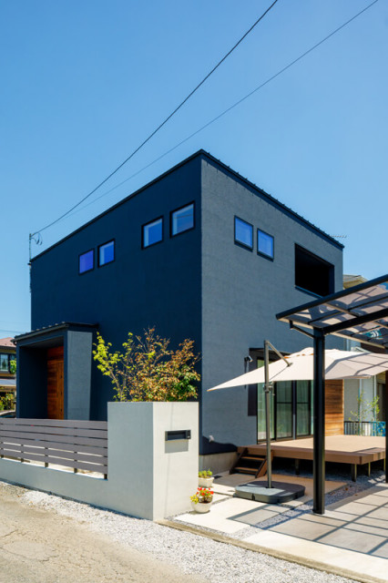 ウッドデッキで内と外がつながる、圧倒的な開放感！ moderne-facade