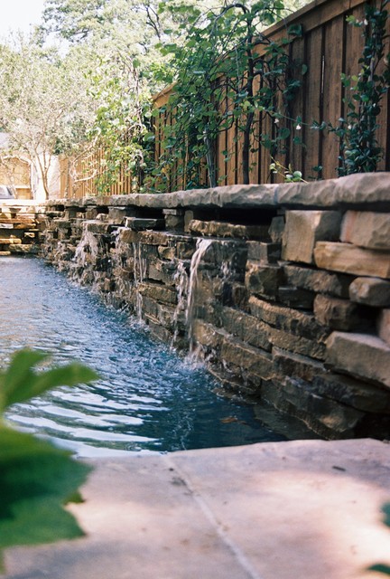 Pool Features contemporaneo-piscina
