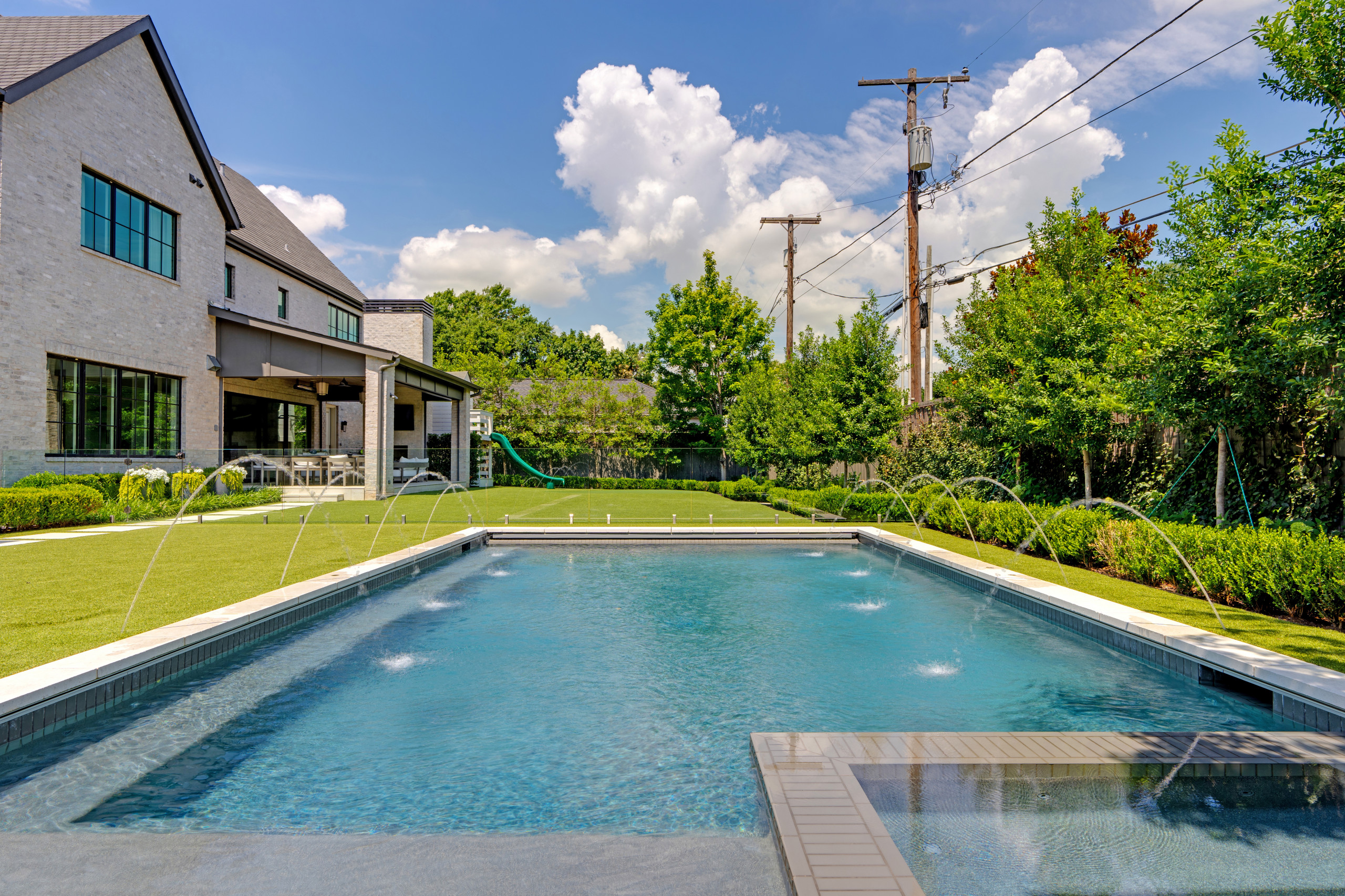 BLUFFVIEW MODERN OASIS