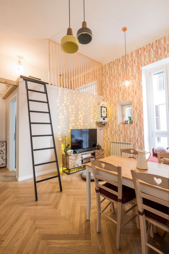 Idées déco pour un petit salon éclectique ouvert avec un mur multicolore, parquet clair et du papier peint.