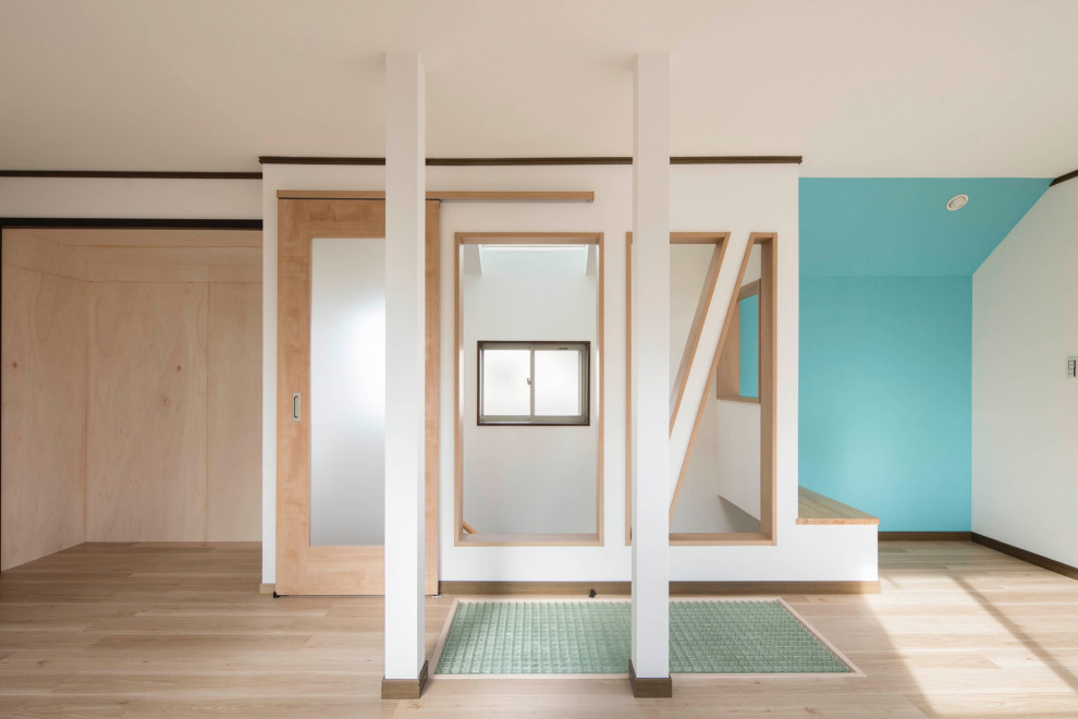 Réalisation d'une chambre parentale nordique de taille moyenne avec un mur bleu, parquet clair, un sol beige, un plafond en papier peint et du papier peint.