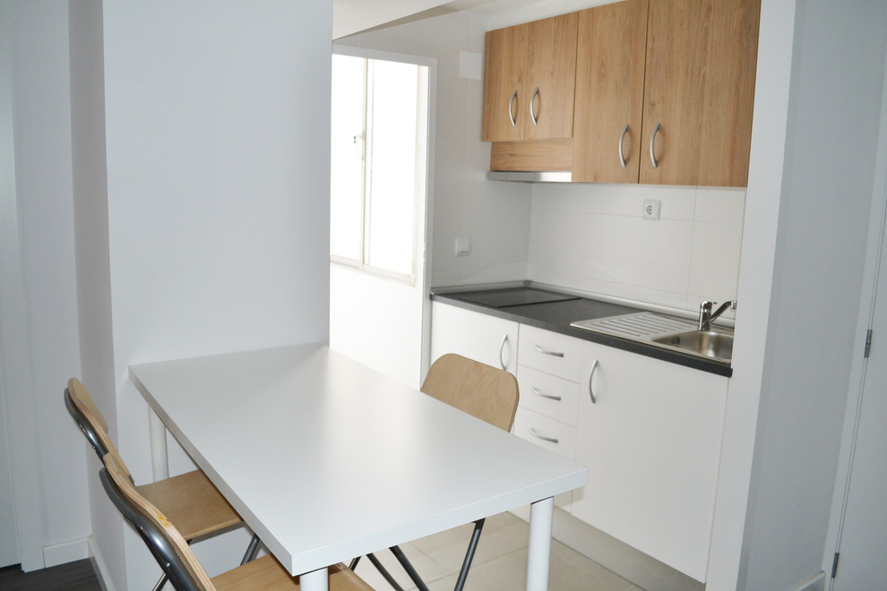 Modelo de comedor de cocina tradicional renovado pequeño sin chimenea con suelo de baldosas de cerámica y paredes blancas