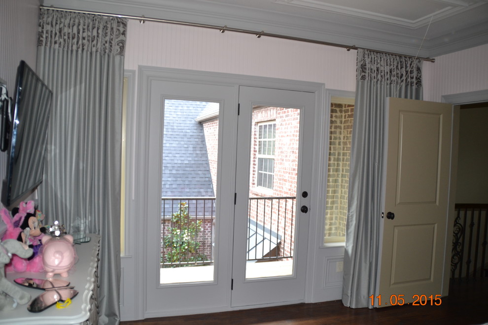 Home design - transitional home design idea in Dallas