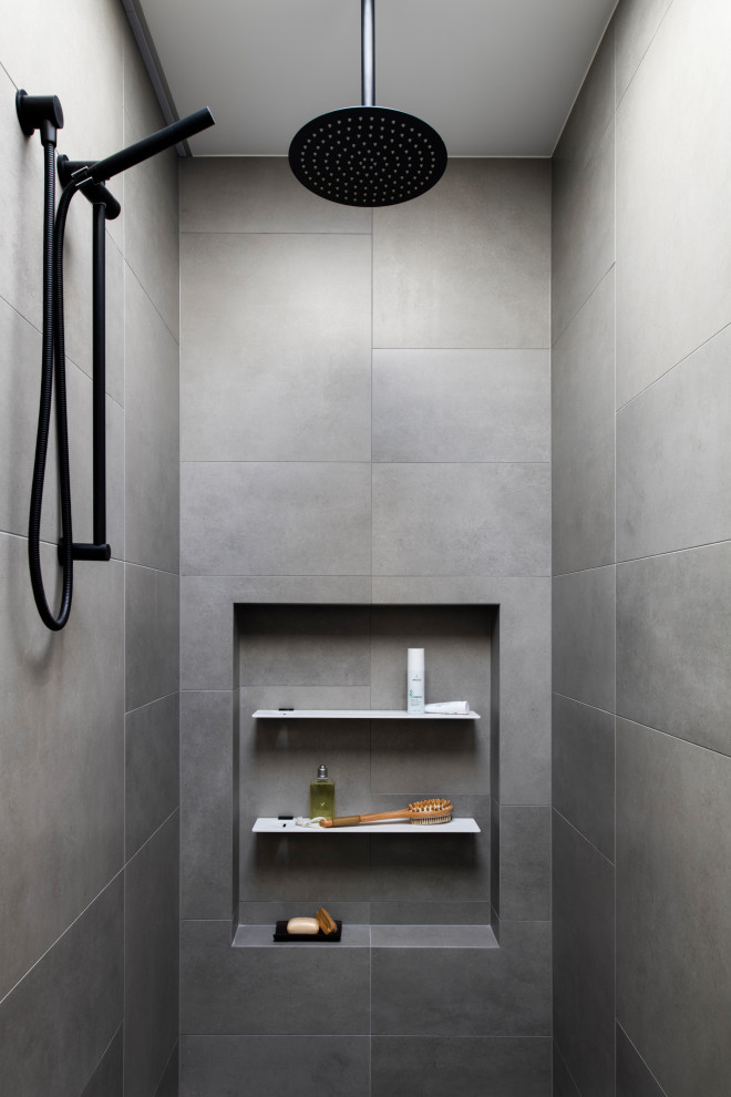 Ispirazione per una piccola stanza da bagno contemporanea con zona vasca/doccia separata, porta doccia a battente e nicchia