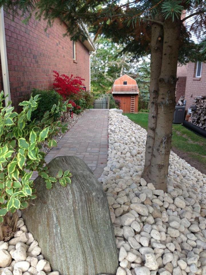 Design ideas for a transitional landscaping in Toronto.