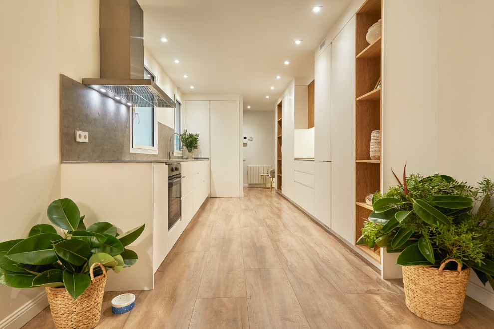 Imagen de cocina alargada y blanca y madera minimalista grande de roble con fregadero de un seno y encimeras grises