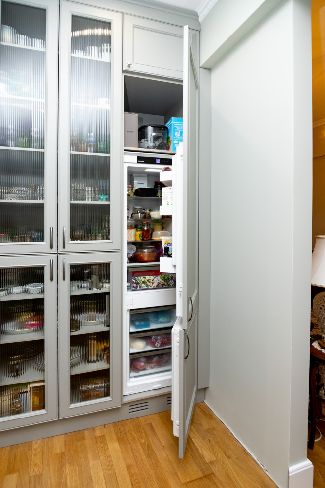 Светло-серая кухня в классическом стиле