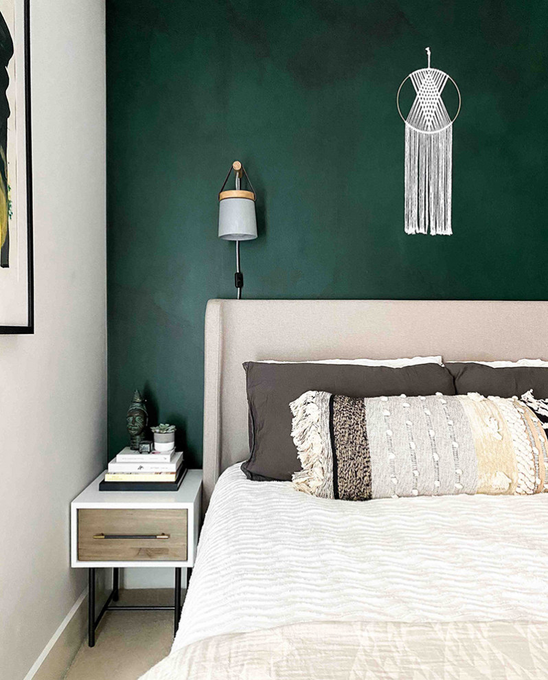 ロンドンにある小さなエクレクティックスタイルのおしゃれな主寝室 (緑の壁、カーペット敷き、暖炉なし、ベージュの床、壁紙) のインテリア