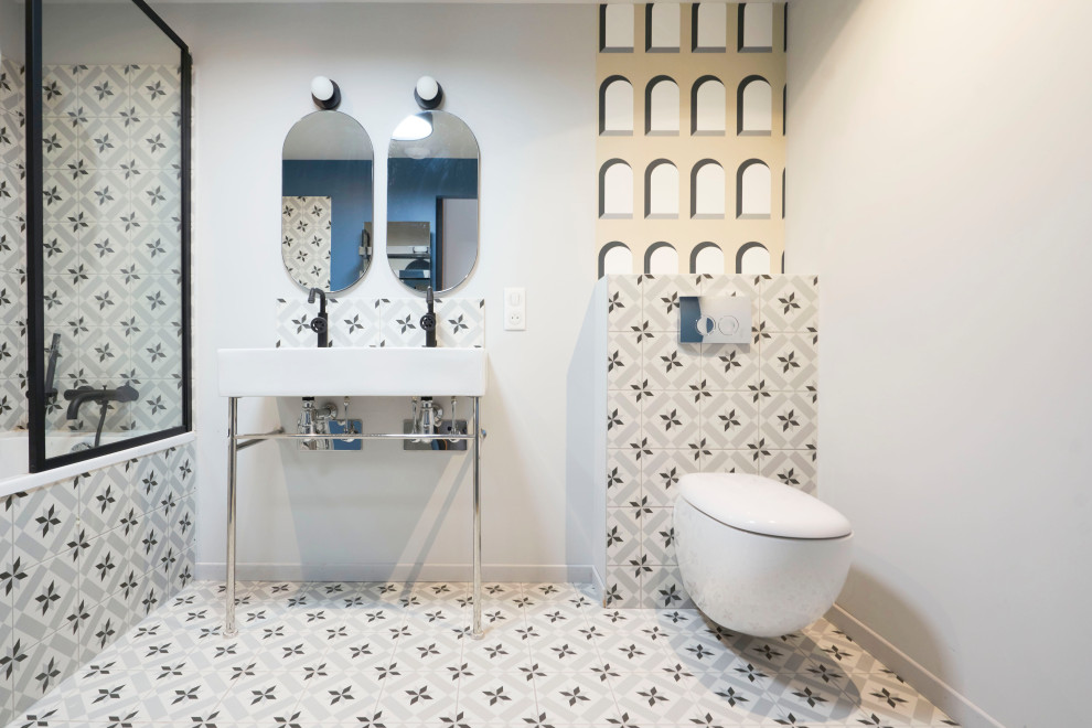 На фото: ванная комната среднего размера в стиле рустика с серой плиткой, цементной плиткой, серыми стенами, раковиной с пьедесталом, серым полом, белой столешницей и тумбой под две раковины с