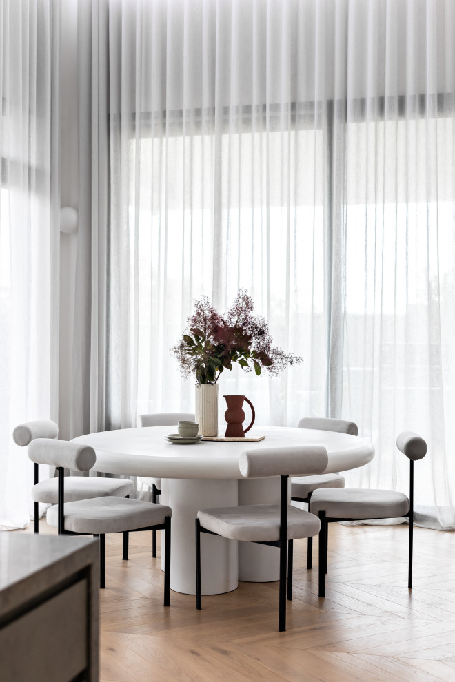 Пример оригинального дизайна: большая гостиная-столовая в средиземноморском стиле с белыми стенами и светлым паркетным полом