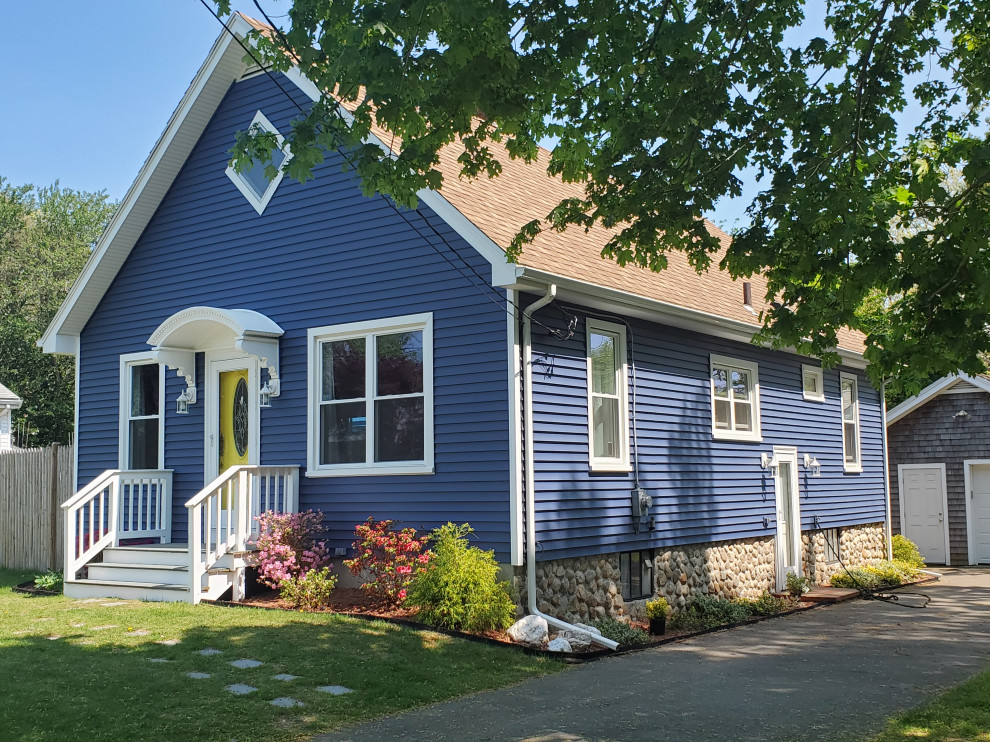 Zweistöckiges Klassisches Einfamilienhaus mit Vinylfassade, blauer Fassadenfarbe, Satteldach, Schindeldach und Verschalung in Providence