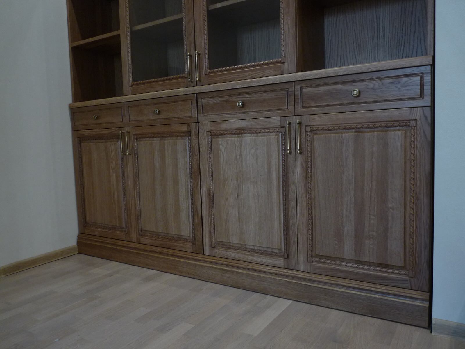 Резной шкаф из дуба