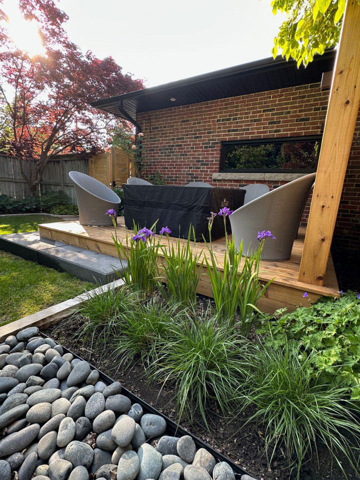 Example of a trendy side yard deck design in Toronto