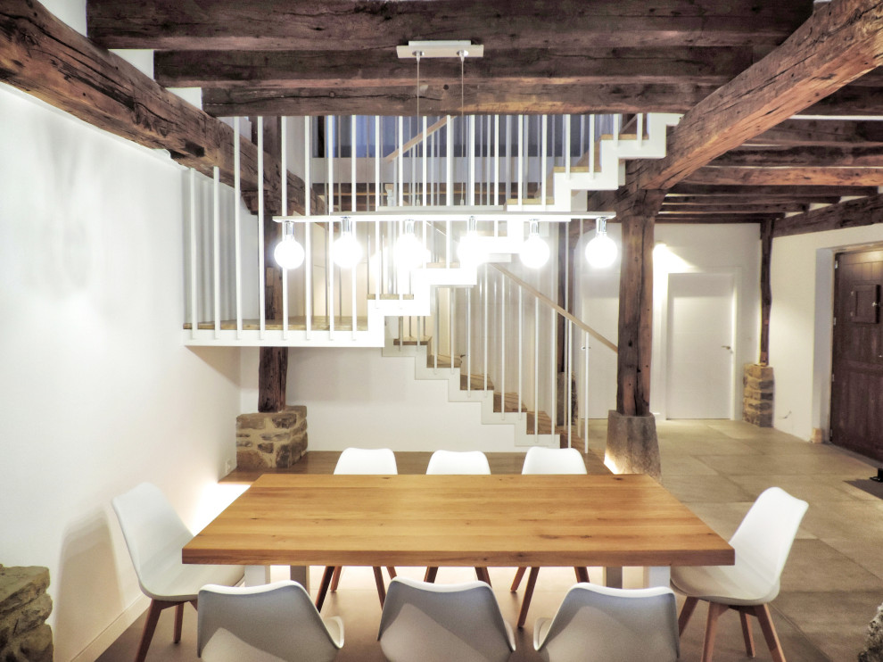 Modelo de comedor de cocina rústico de tamaño medio con suelo de baldosas de porcelana y suelo gris