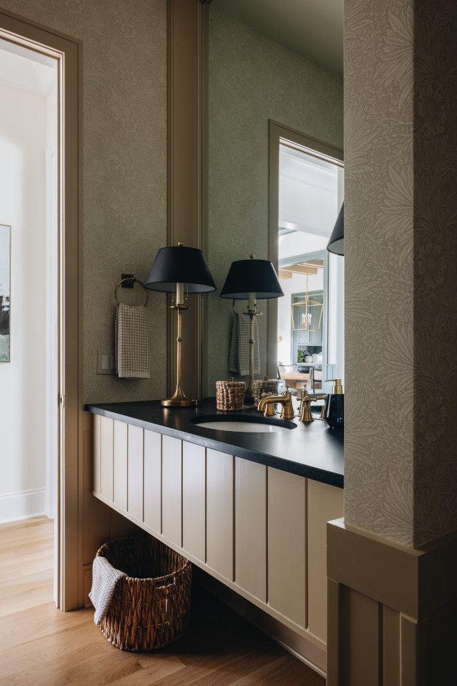 Inspiration for a transitional bathroom remodel in Chicago
