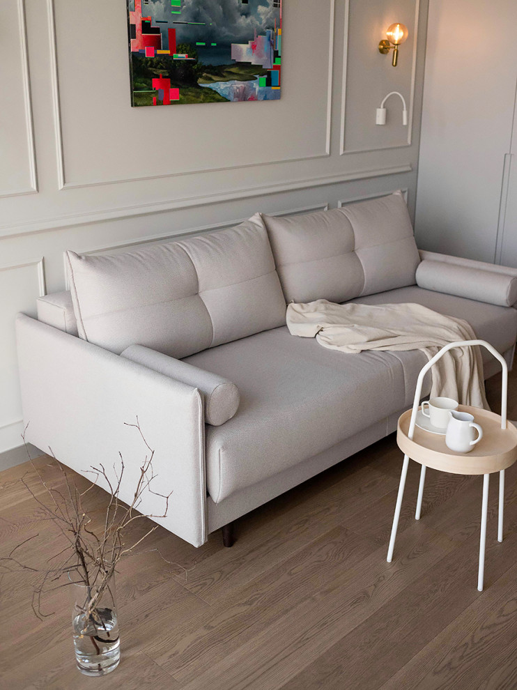 Offenes Modernes Wohnzimmer mit weißer Wandfarbe und hellem Holzboden in Moskau