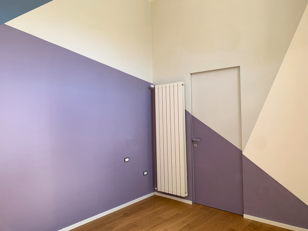 Esempio di una camera matrimoniale mediterranea con pareti viola