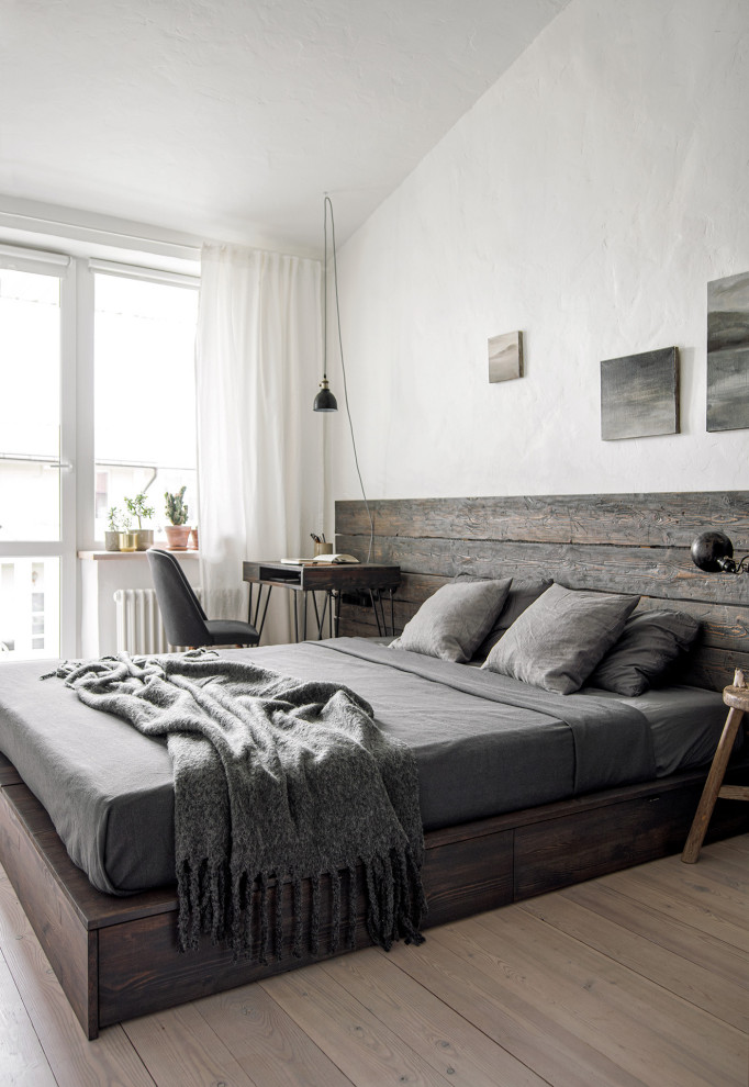 Kleines Nordisches Hauptschlafzimmer mit weißer Wandfarbe, gebeiztem Holzboden und weißem Boden in Sankt Petersburg