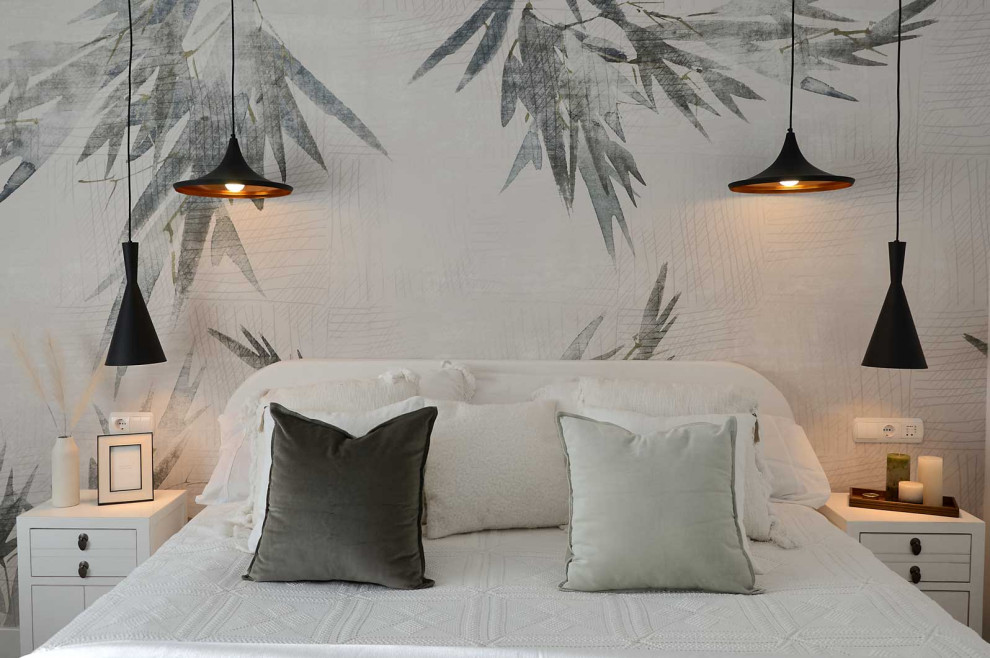 Großes Asiatisches Schlafzimmer im Loft-Style mit weißer Wandfarbe, braunem Holzboden und braunem Boden in Alicante-Costa Blanca