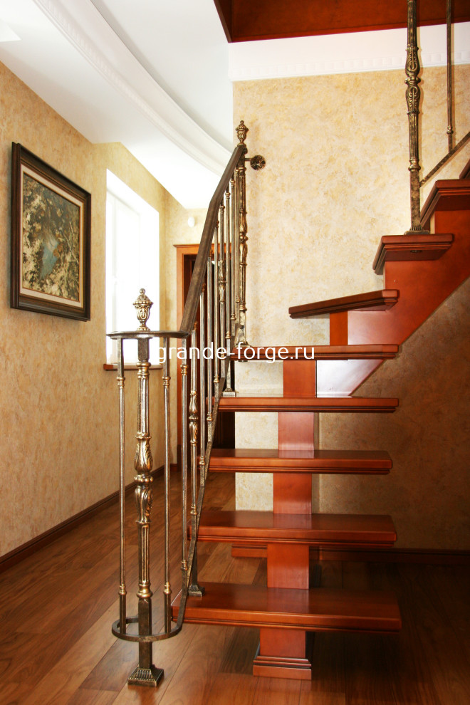 Лестница на центральном косоуре с чугунным ограждением Grande forge(Франция)