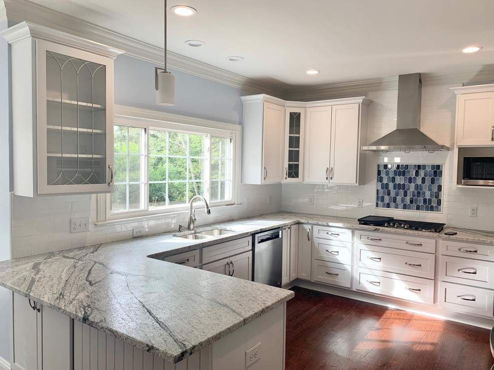 Example of a large transitional kitchen design