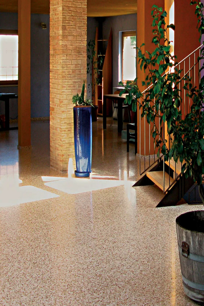 Idées déco pour un très grand couloir moderne avec un mur blanc, un sol en terrazzo et un sol blanc.