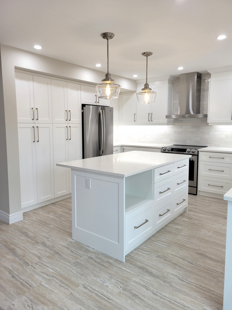 Eat-in kitchen - huge transitional u-shaped vinyl floor and multicolored floor eat-in kitchen idea with an undermount sink, white cabinets, quartzite countertops, gray backsplash, stone tile backsplash, stainless steel appliances, an island and white countertops