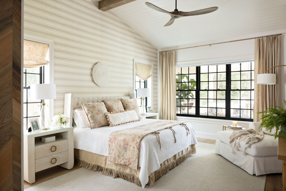 Geräumiges Maritimes Hauptschlafzimmer mit roter Wandfarbe, braunem Holzboden, braunem Boden, Holzdecke und Wandpaneelen in Orlando