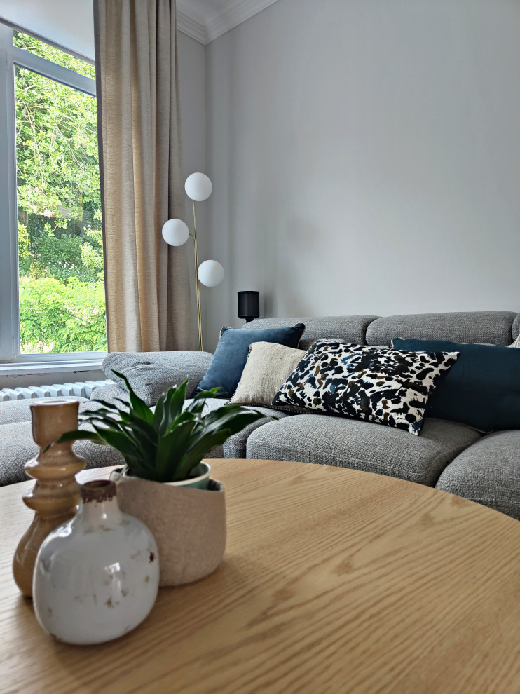 Пример оригинального дизайна: гостиная комната среднего размера в стиле неоклассика (современная классика) с серыми стенами и светлым паркетным полом